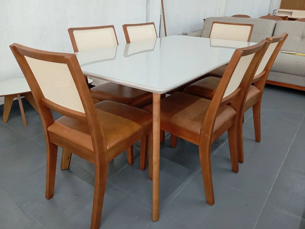 Mesa com cadeiras de madeira maciça moderna e atual  - Foto 5