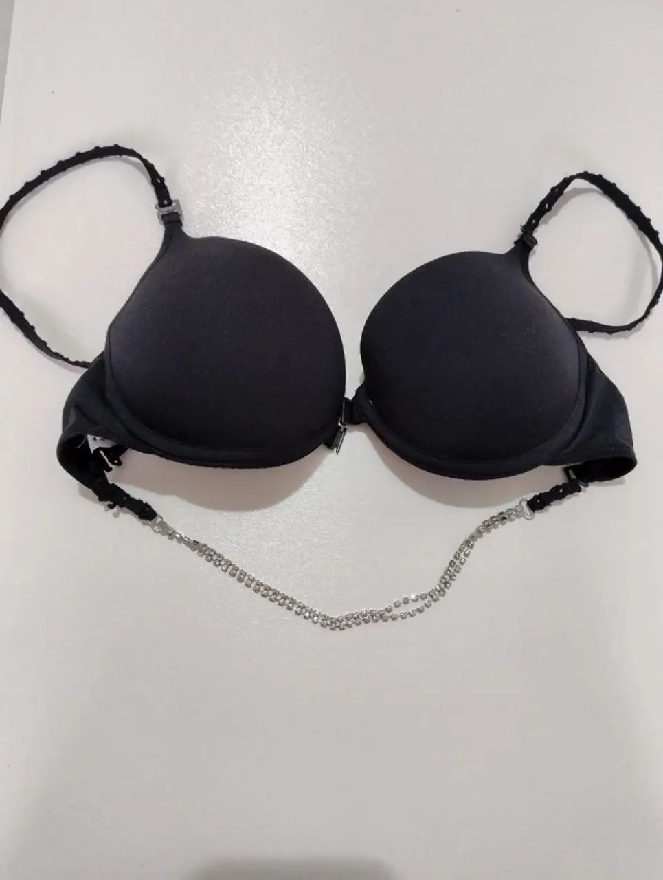 Sutiã preto com detalhes em corrente de Strass 