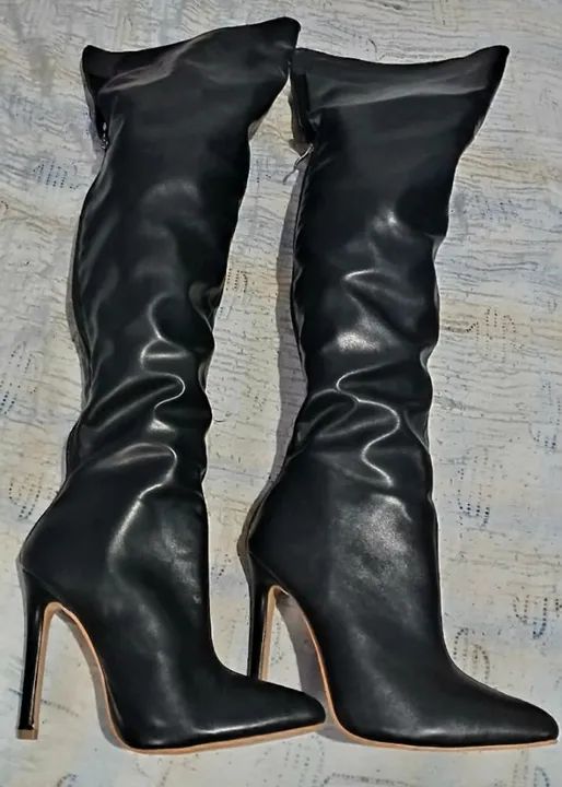 Bota Preta De Couro Com o Salto Fino