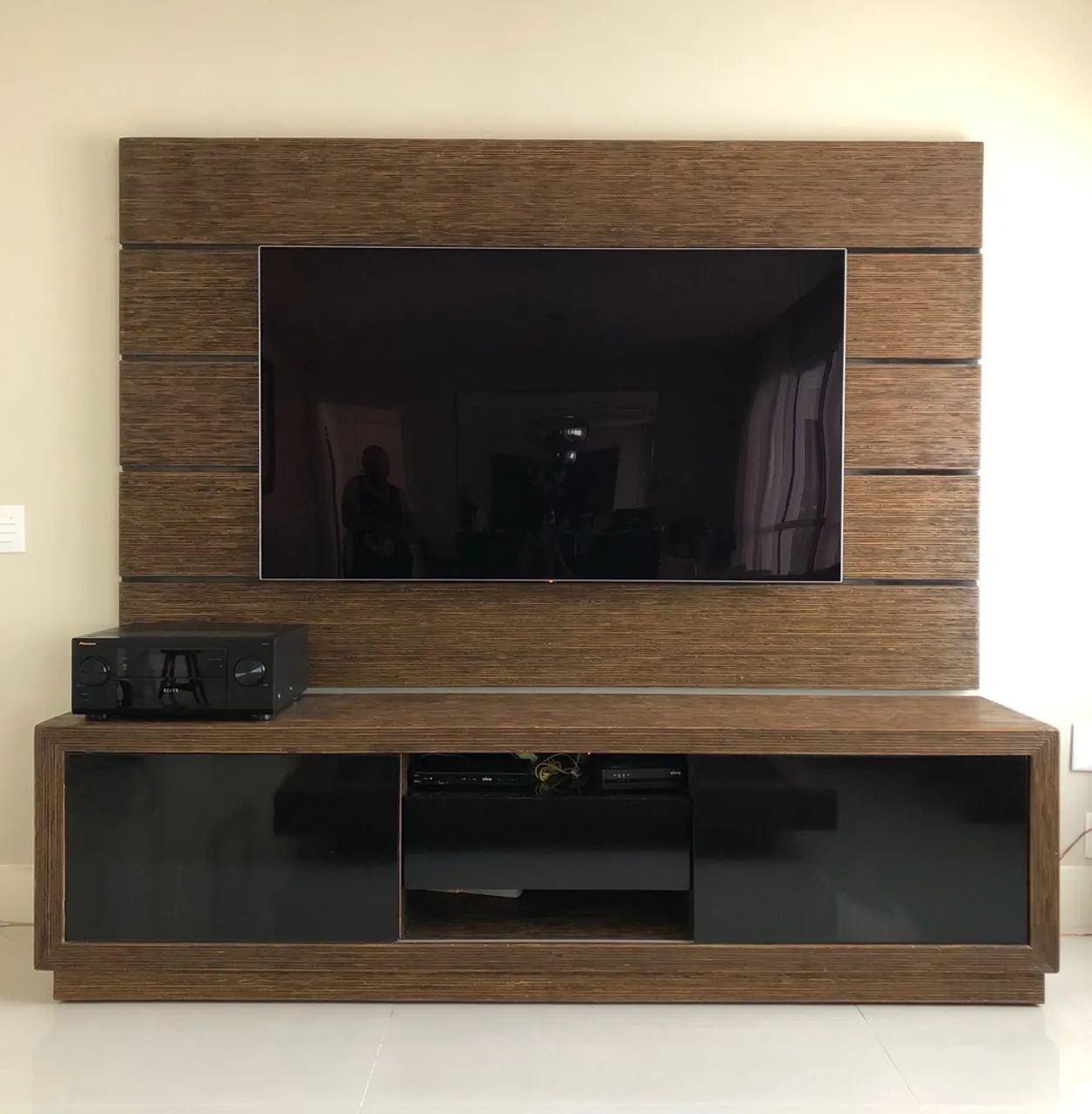Rack e painel para TV em madeira naval e detalhes em laca preta - 2,20m
