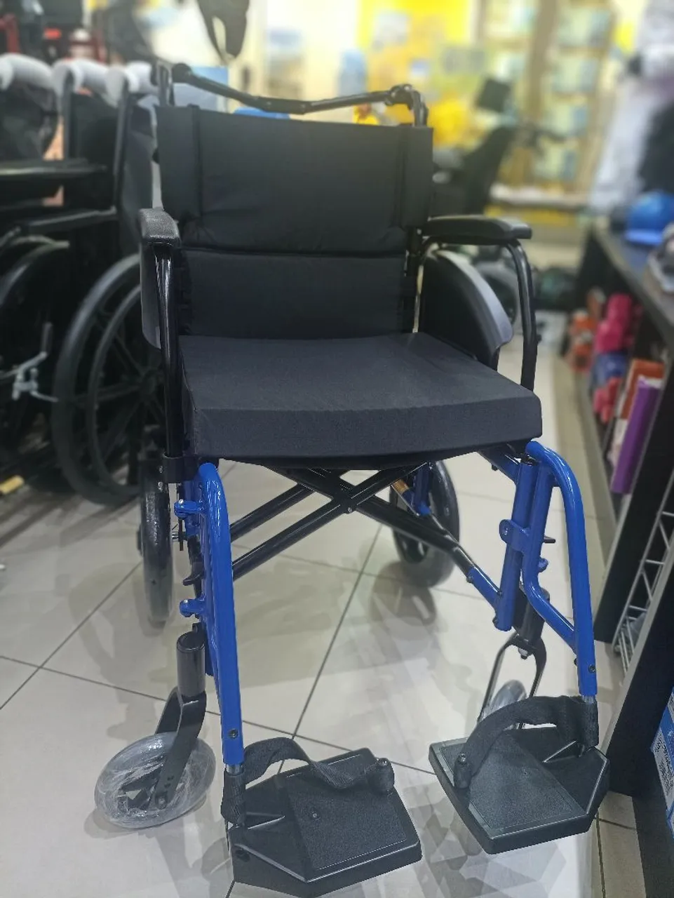 Cadeira de Rodas Azul - Conforto e Mobilidade