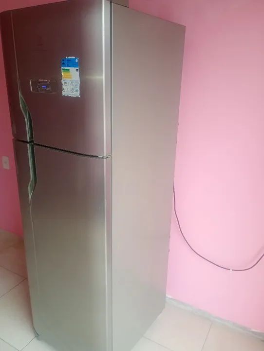 Vendo essa geladeira Electrolux frost free gelo seco - Foto 2