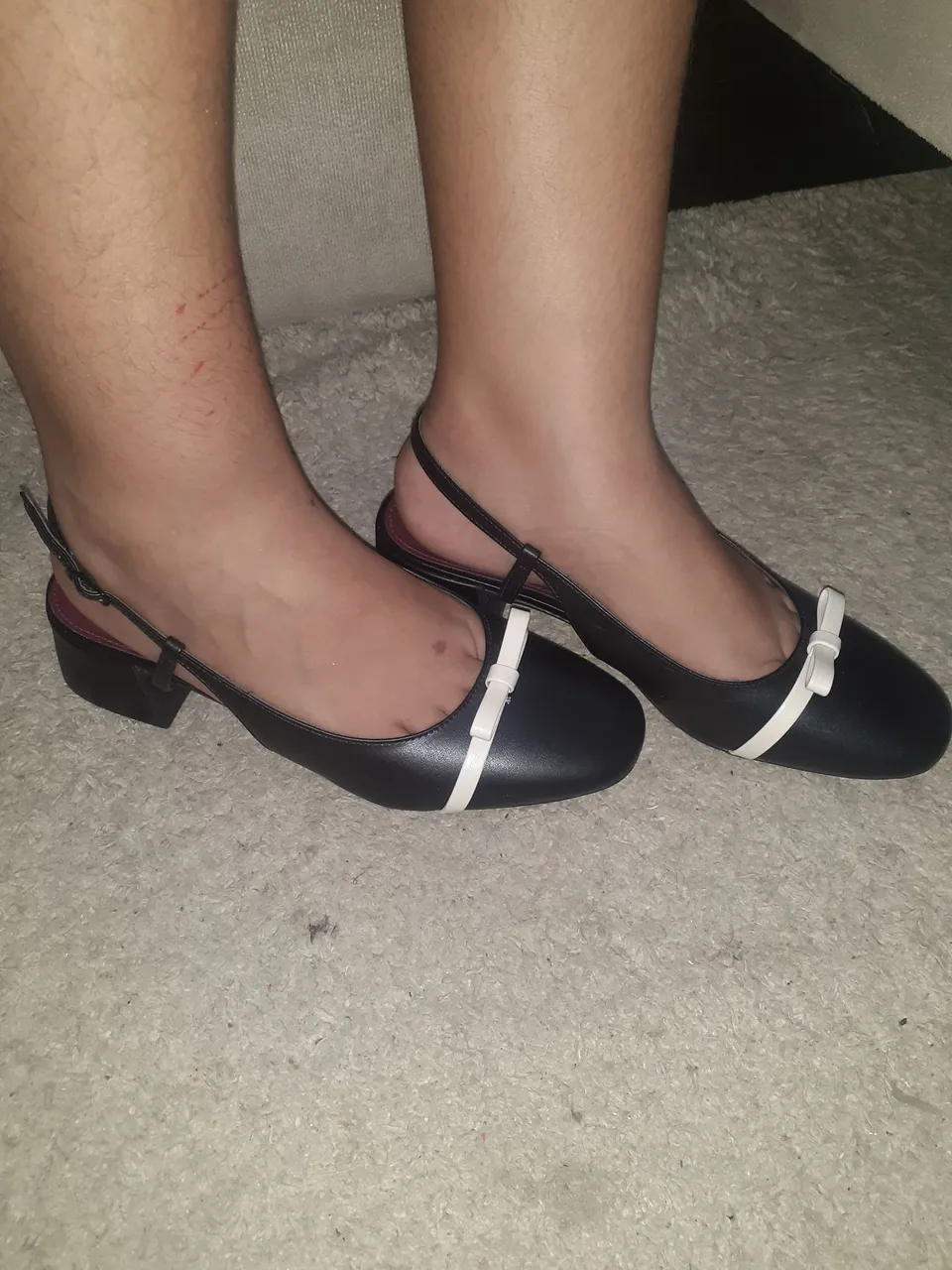Sapatos Femininos Slingback Preto com Detalhe Branco