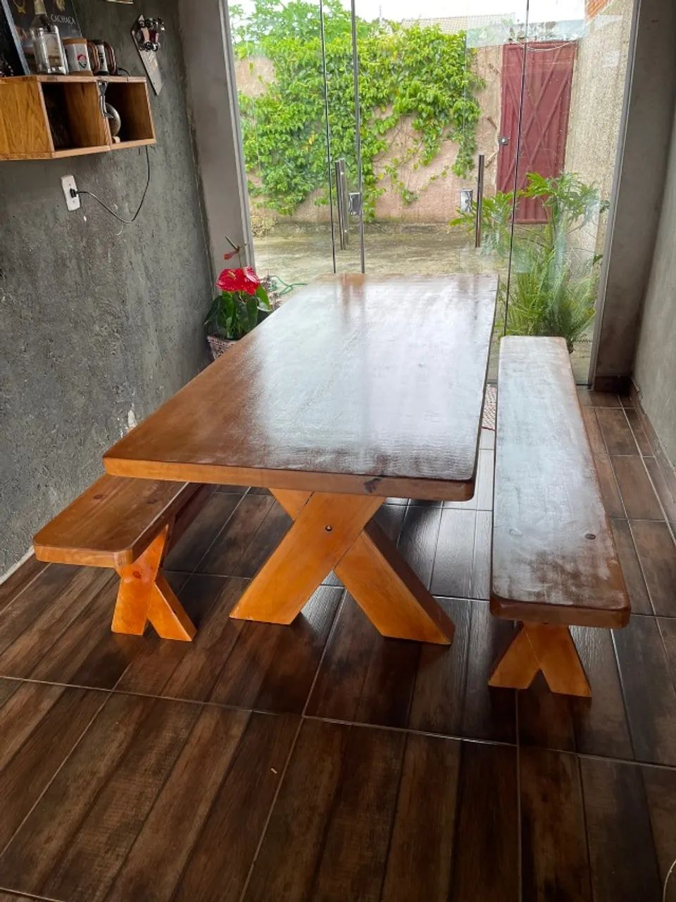 Vendo Mesa Rústica artesanal 3mts com bancos - Foto 5