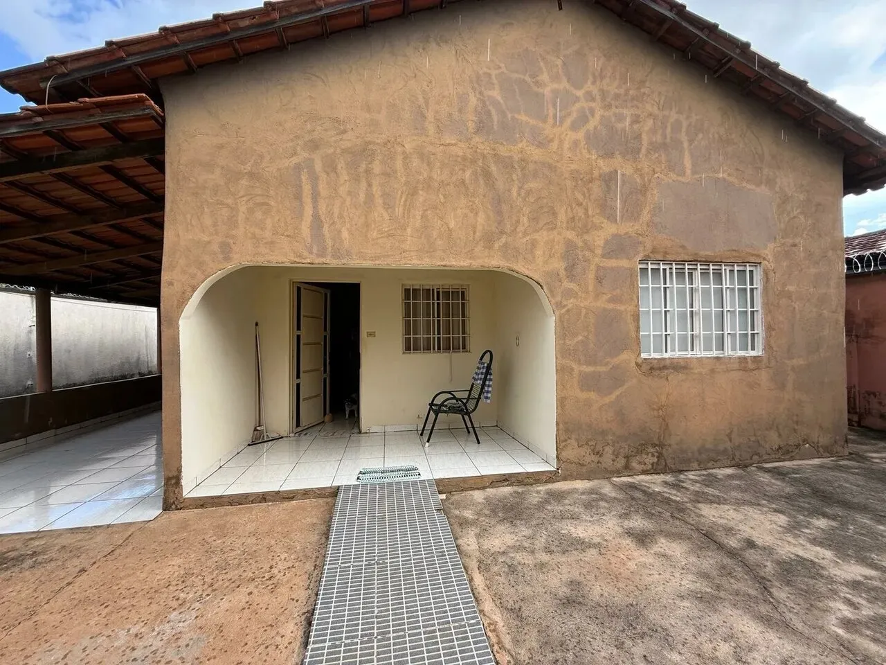 VENDE-SE CASA NA AVENIDA PADRE LUZO NO CENTRO DE PORTO NACIONAL-TO