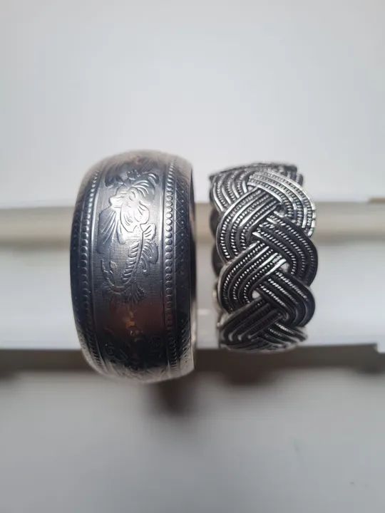 Par de pulseiras de metal - na cor Prata