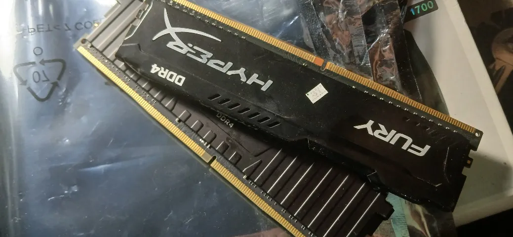 Memórias RAM DDR4 Corsair Vengeance e HyperX Fury