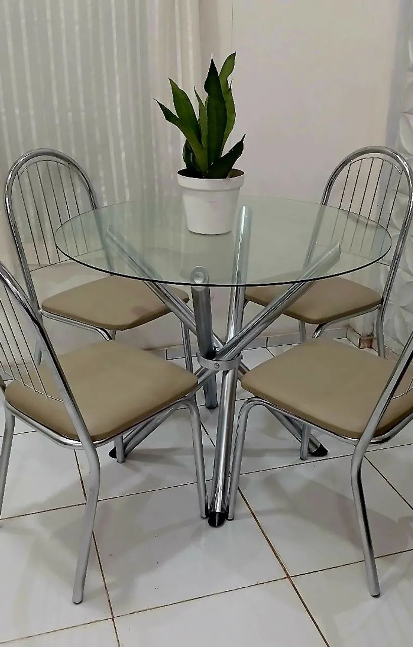 Mesa de Vidro com 4 Cadeiras  - Foto 3