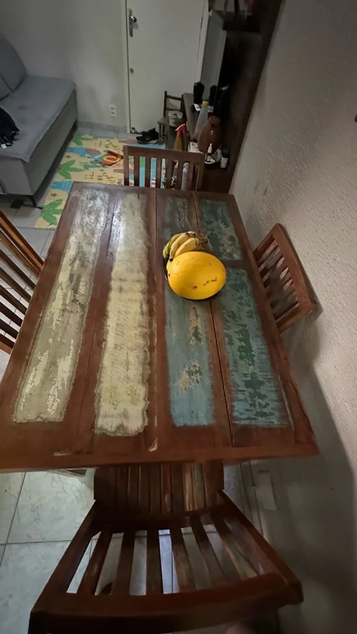 Mesa com cadeiras em madeira 