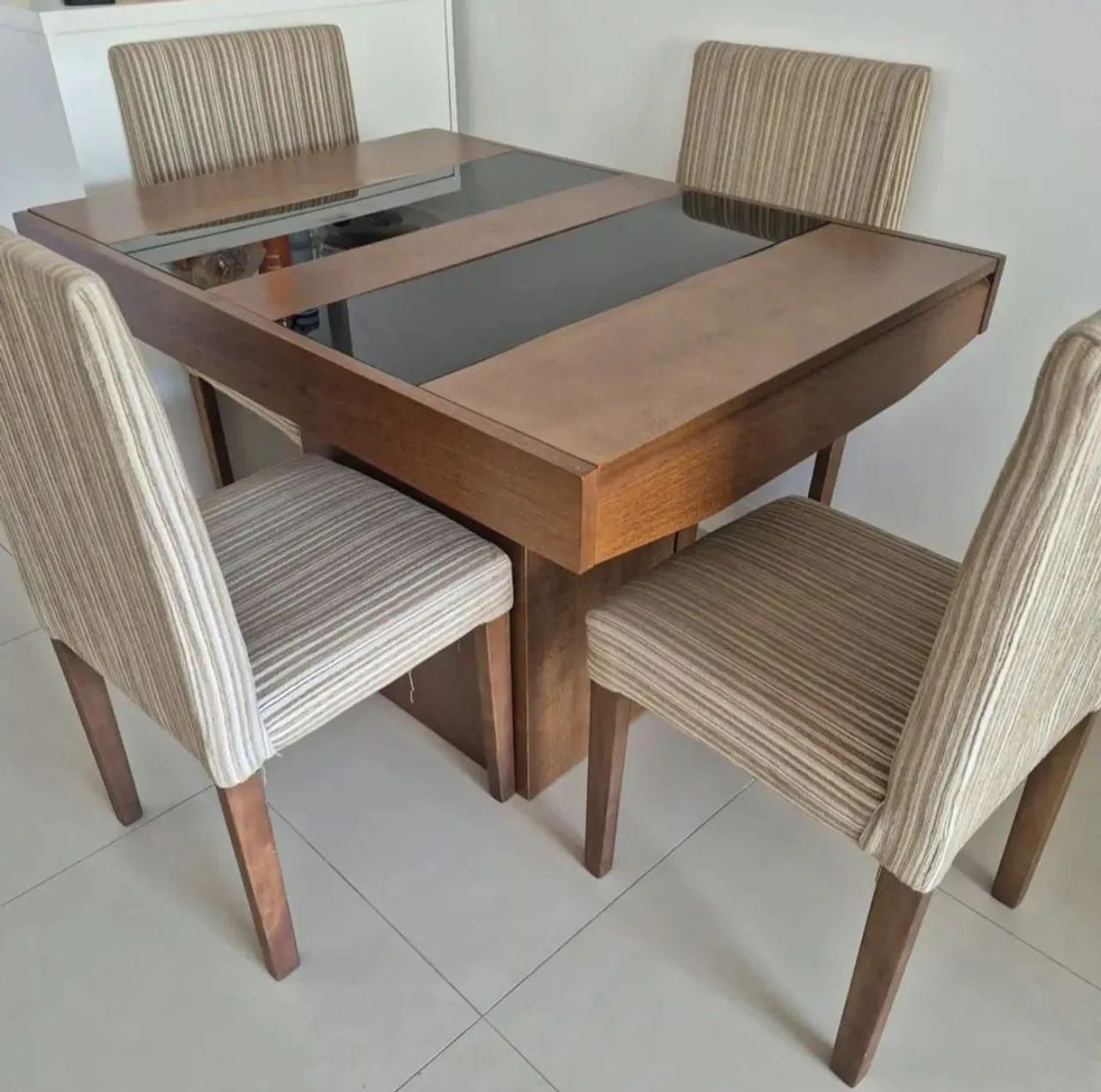 Mesa jantar e cozinha com as cadeiras