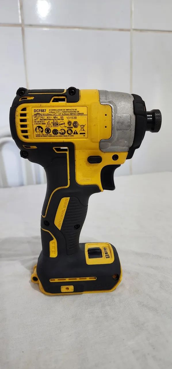 PARAFUSADEIRA DE IMPACTO - DEWALT 1/4" ( sem bateria e sem carregador ) - Foto 2
