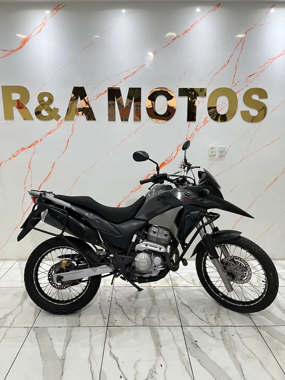 VENDO XRE 300 2016
