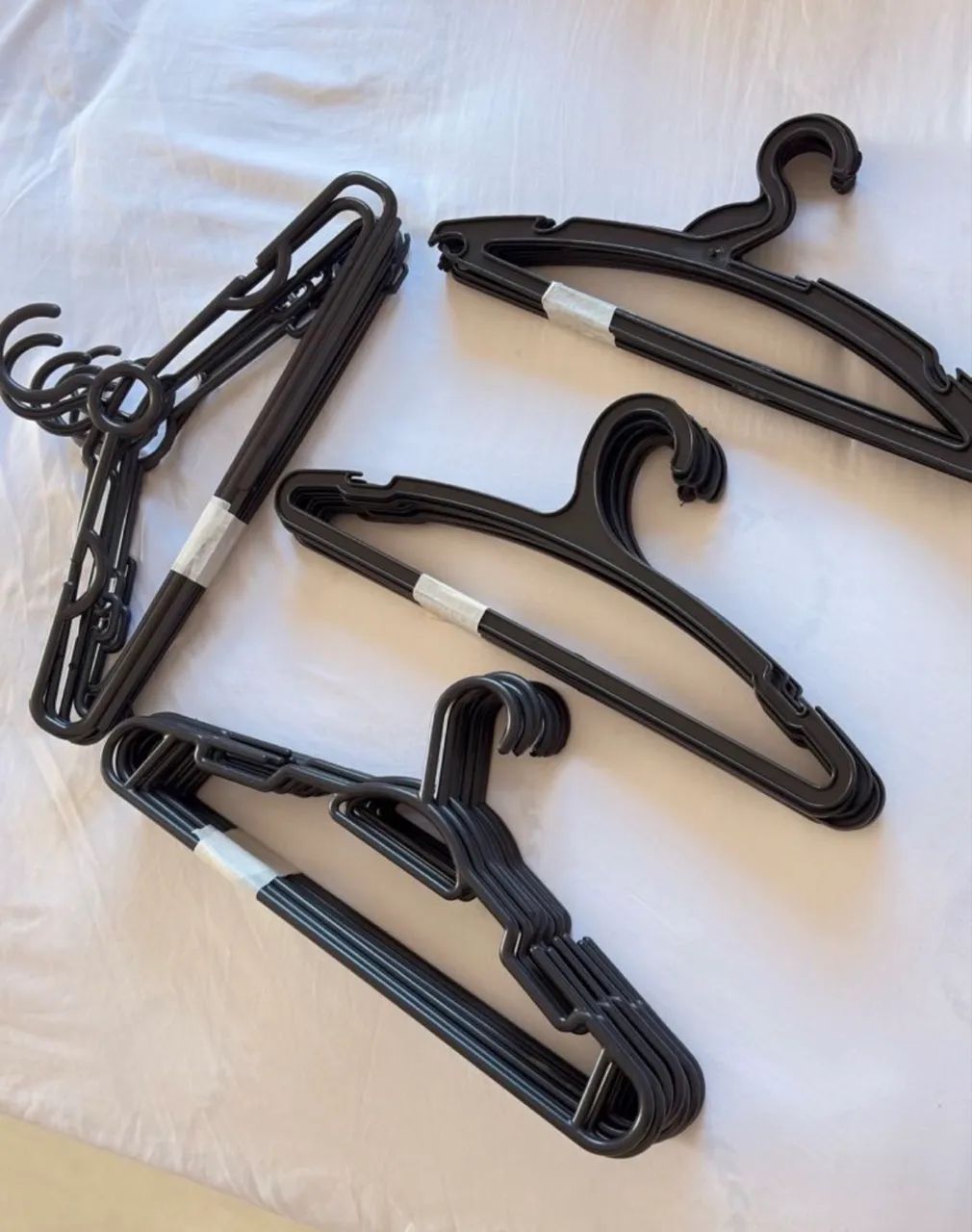 cabides de plástico pretos 37 unidades - Foto 2
