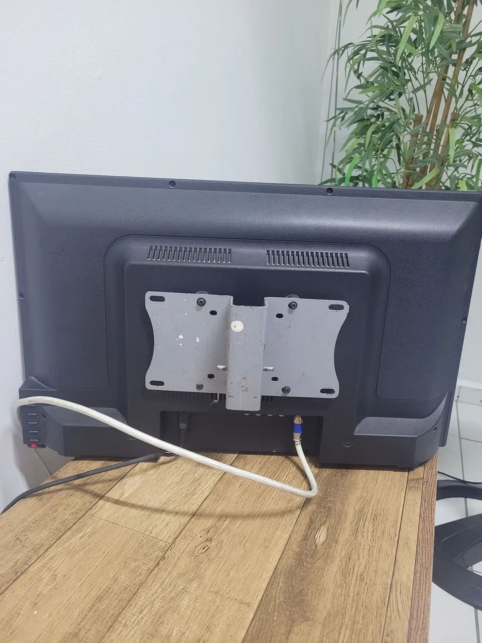 Tv Philco 24 Polegadas. Não é smart. Ótimo estado <br> Ótimo Estado<br> Sem a base.<br>Não é Smart  - Foto 2