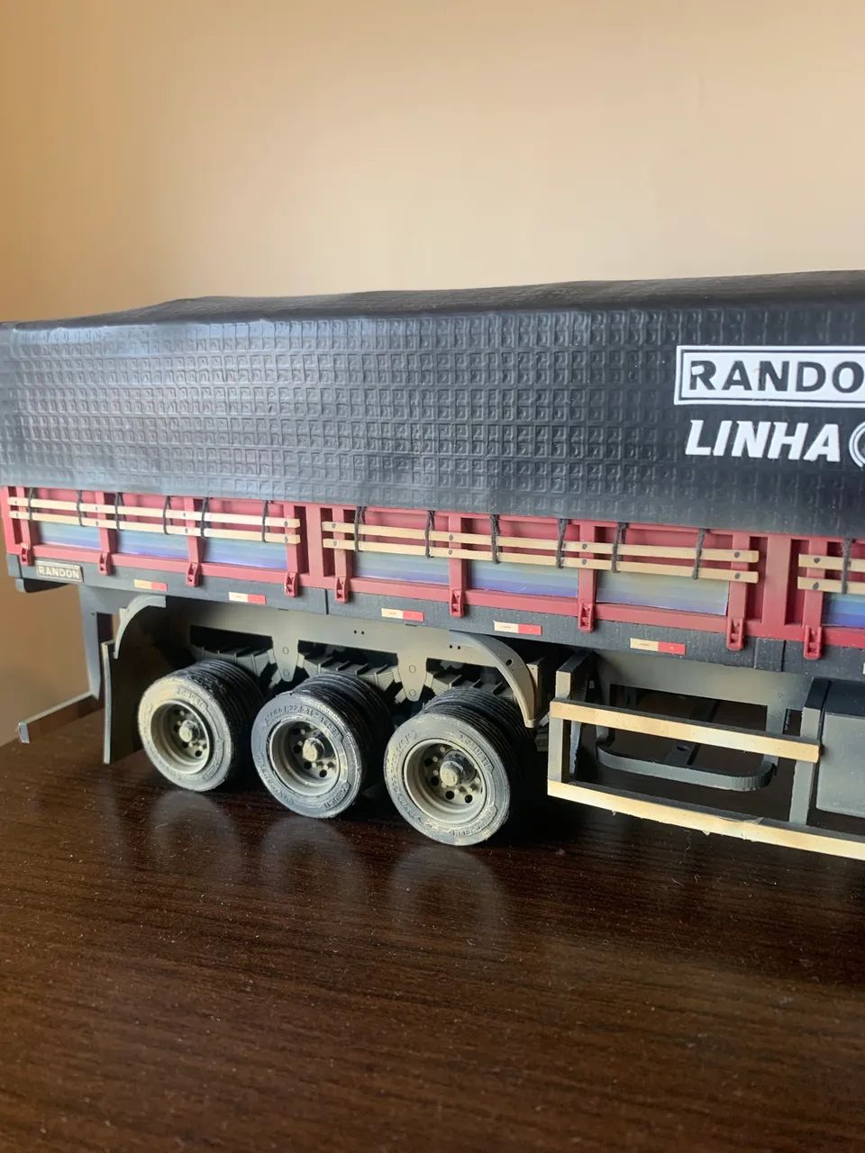 Miniatura Scania e carreta - Foto 3