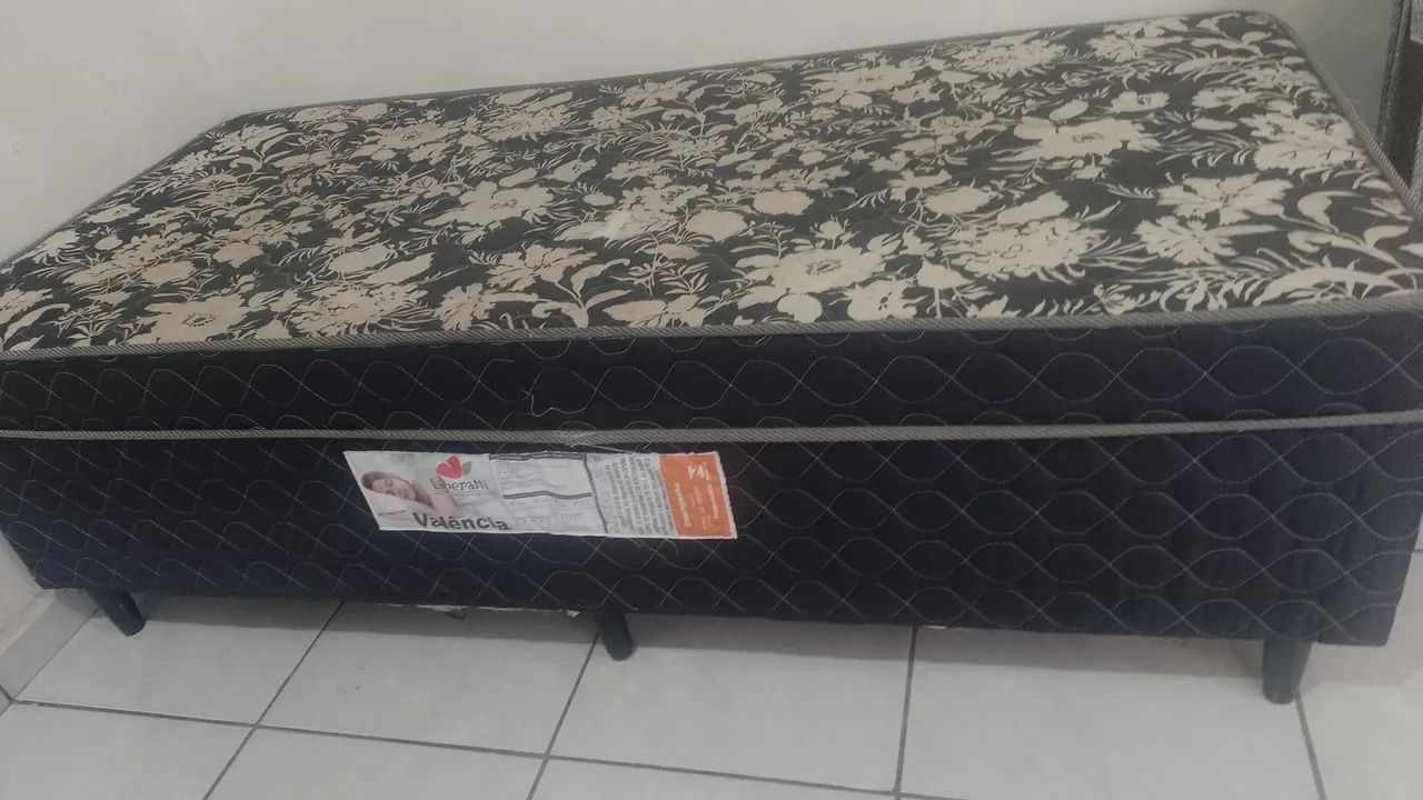 Vendo cama box de solteiro com colchão embutido 