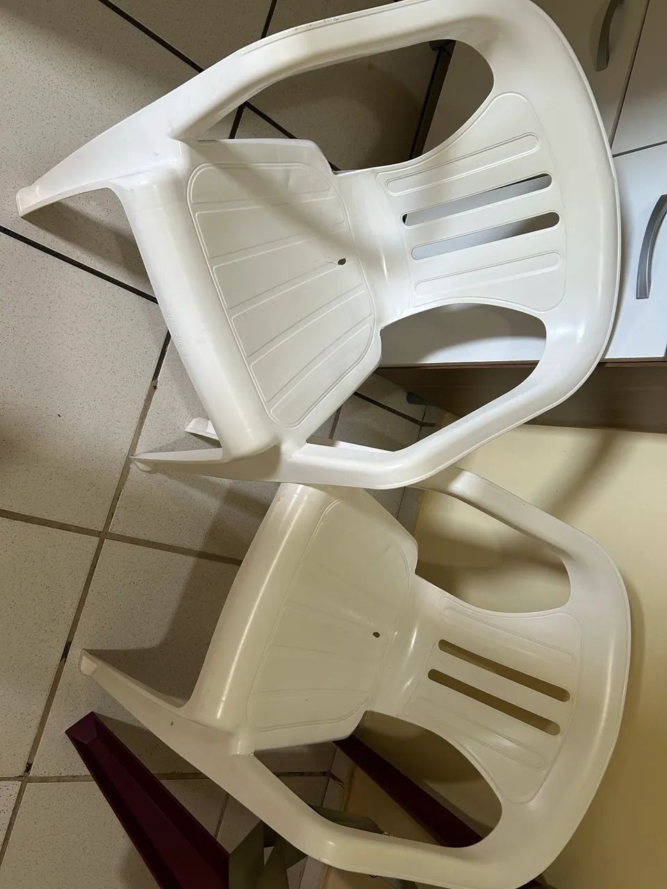 Vendo Mesa + Duas cadeiras de plástico  - Foto 2