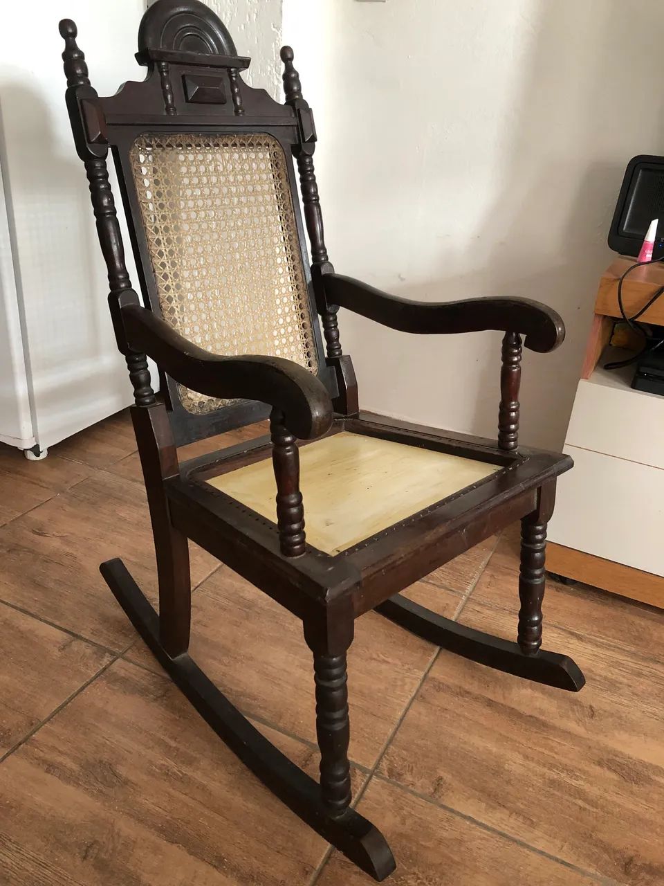 Vendo linda cadeira de balanço antiga - Foto 5