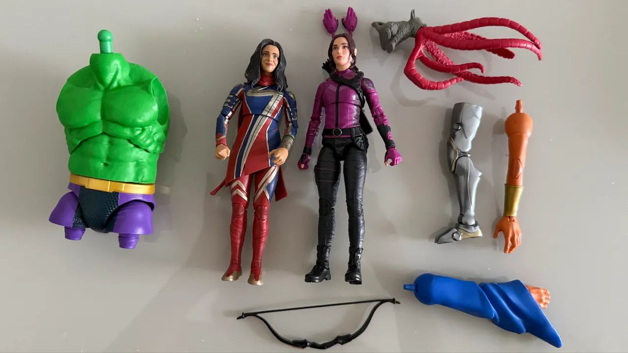 2 action figures + Bafs Marvel Legends