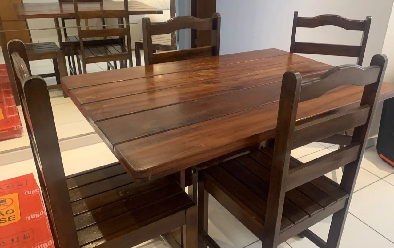 MESA RUSTICA DE MADEIRA, 4 CADEIRAS 