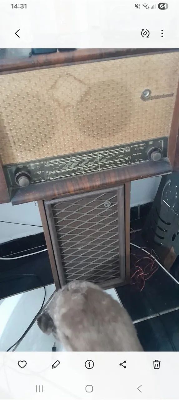 Radio antigo com vitrola.