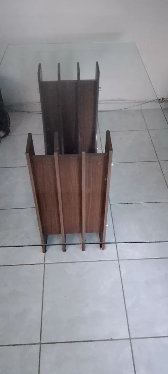 Mesa com os pés de madeira e o tampo de vidro