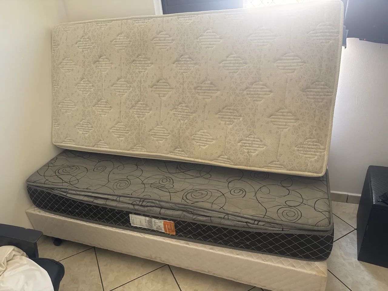 Base de cama de solteiro e dois colchões de solteiro - Foto 3
