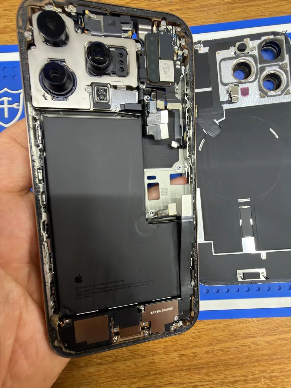 Carcaça iPhone 16 Pró Max Desert com periféricos. - Foto 4