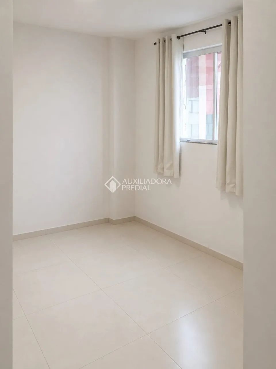 Casa térrea 3 dorm 1 suíte. Mais 2 Aptos 1 dorm cada. - Foto 2