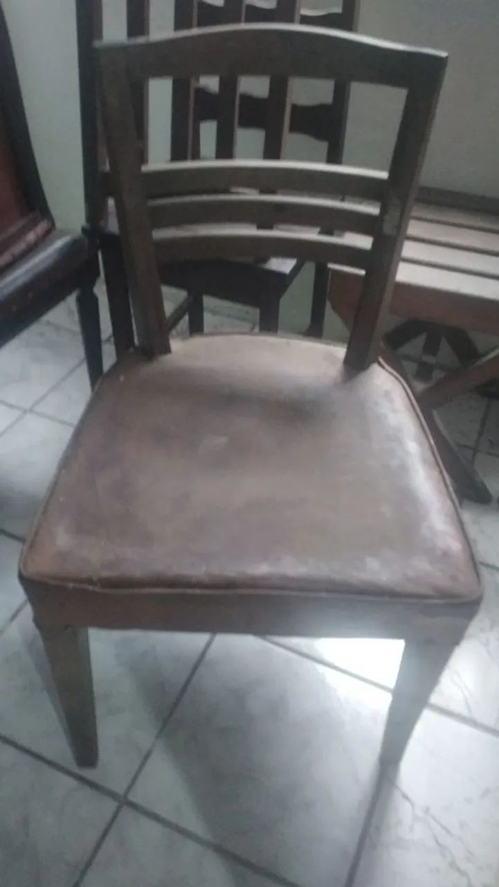 Cadeira antiga com avaria   - Foto 4