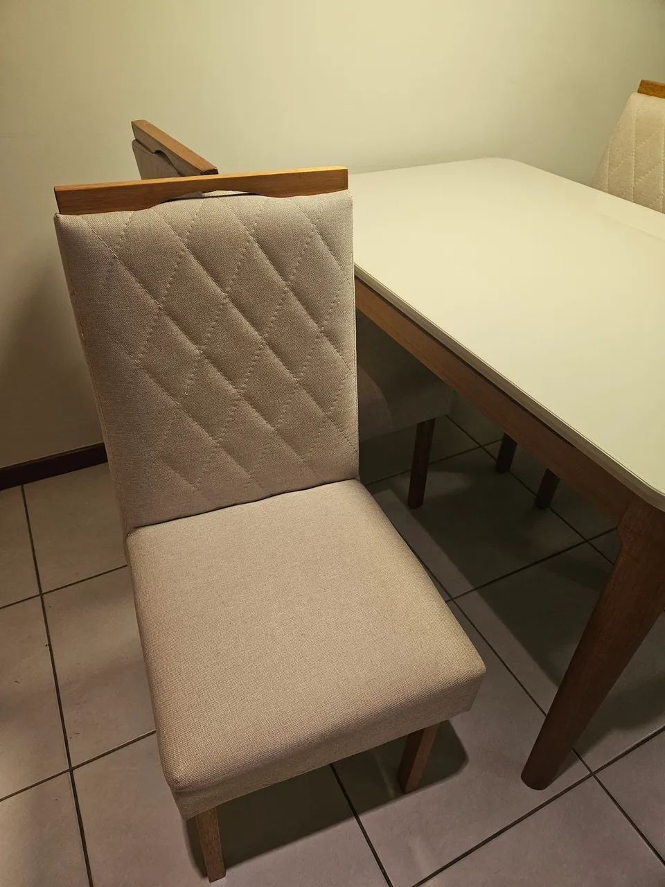 Mesa retangular tampo de vidro Off White + 4 cadeiras em linho perolado - Foto 4