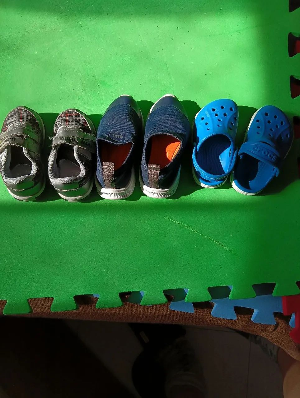 Ki de tênis e Crocs 