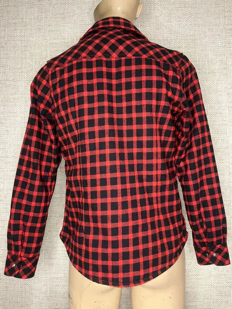 camisa flanela xadrez vermelha apeluciada - Foto 2