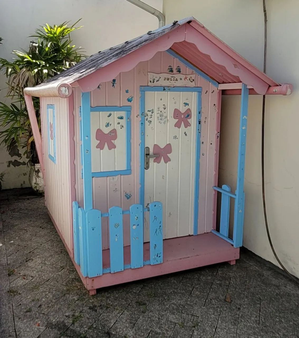 Casinha de boneca com móveis