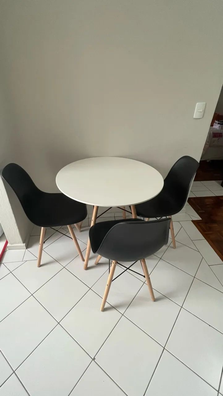 Vende-se Mesa com 4 cadeiras  - Foto 2