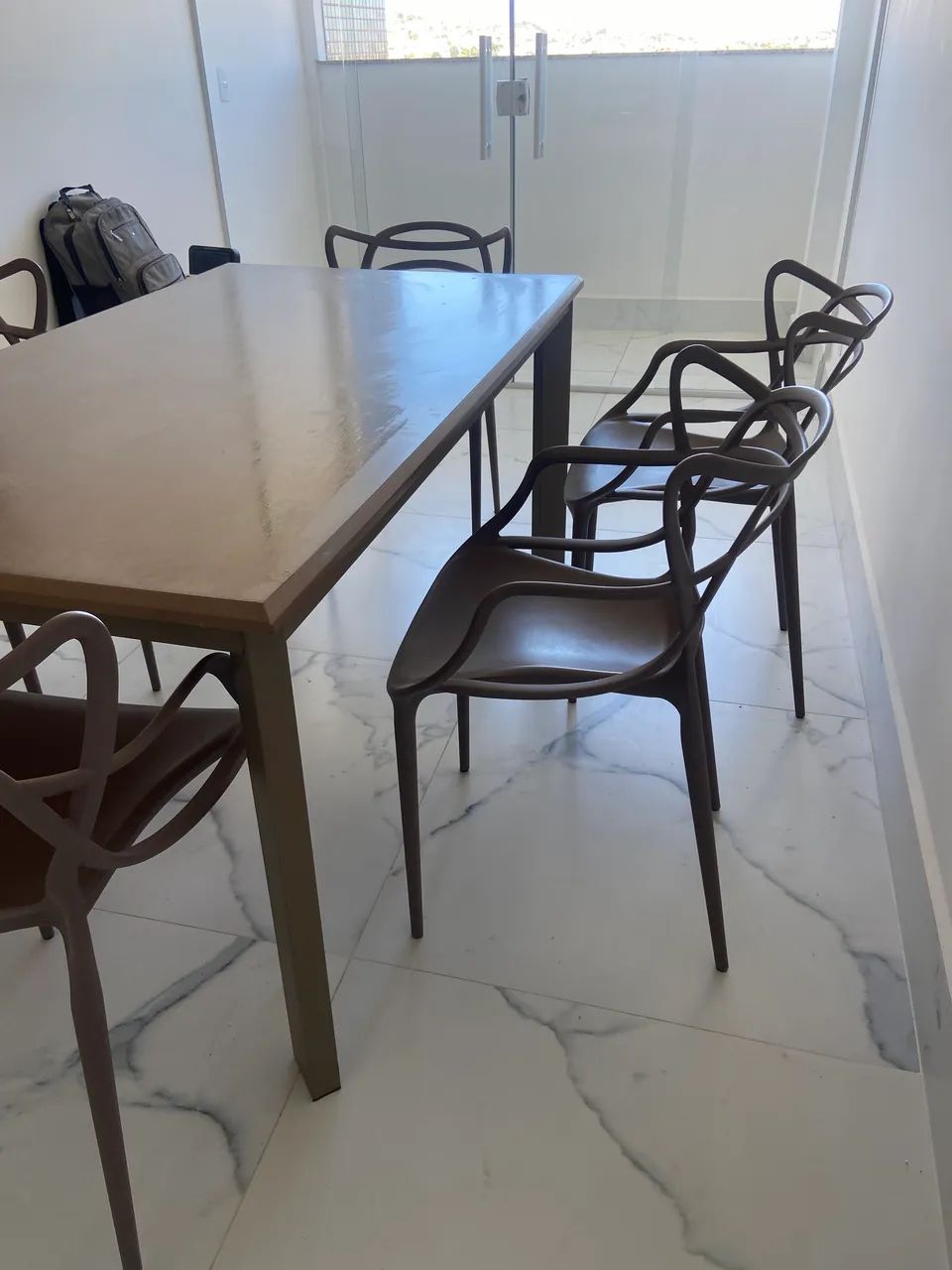 Vendo mesa de madeira com 6 cadeiras - Foto 4