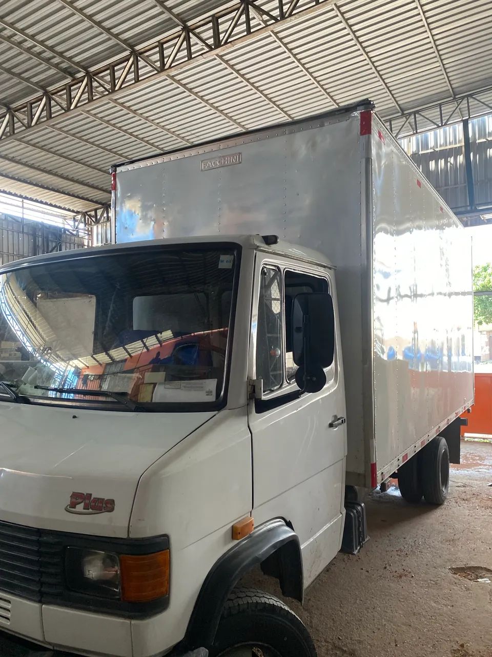 Caminhão baú 710