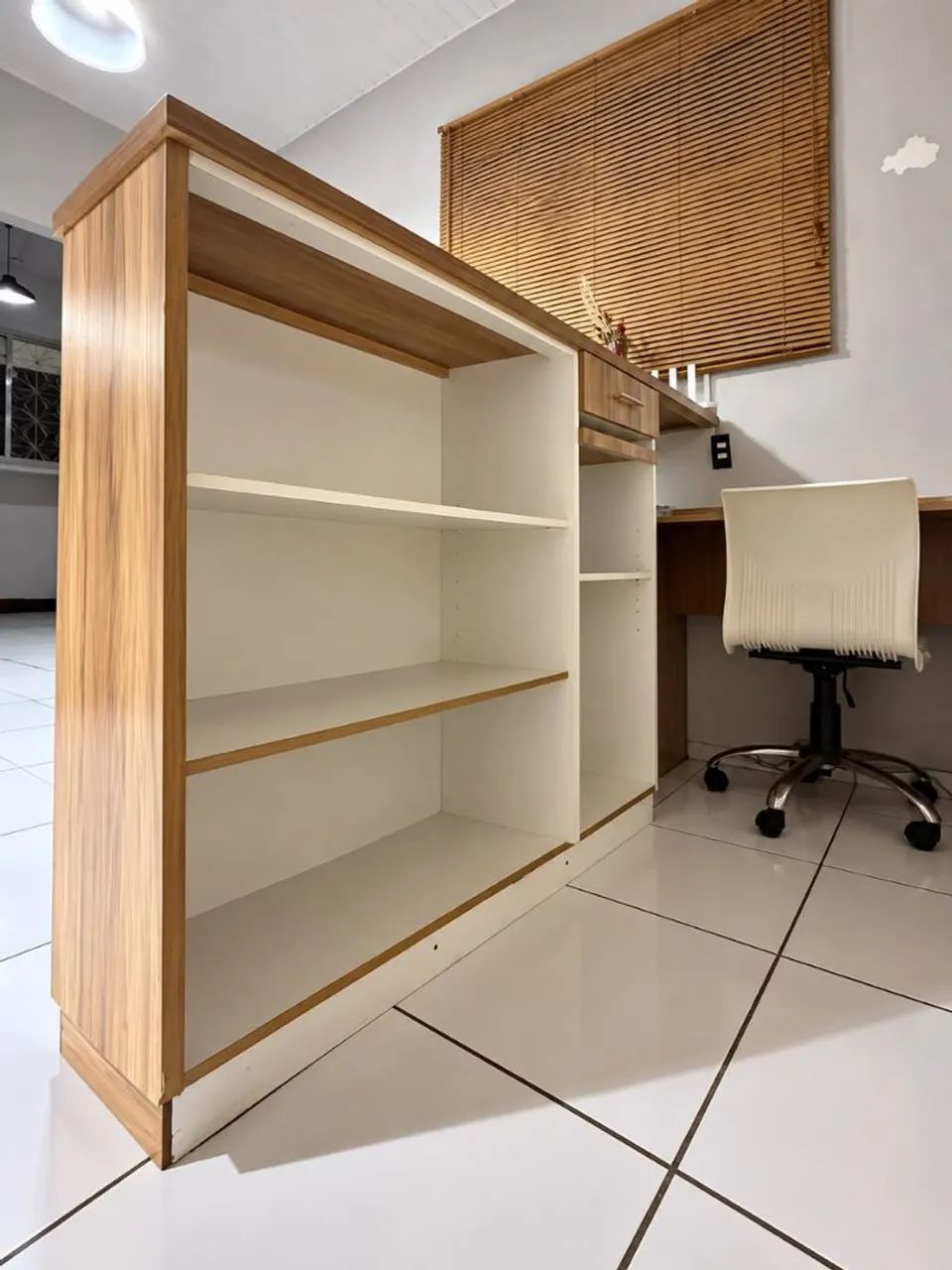 BALCÃO DE ATENDIMENTO COM PRATELEIRAS E GAVETA - Foto 4
