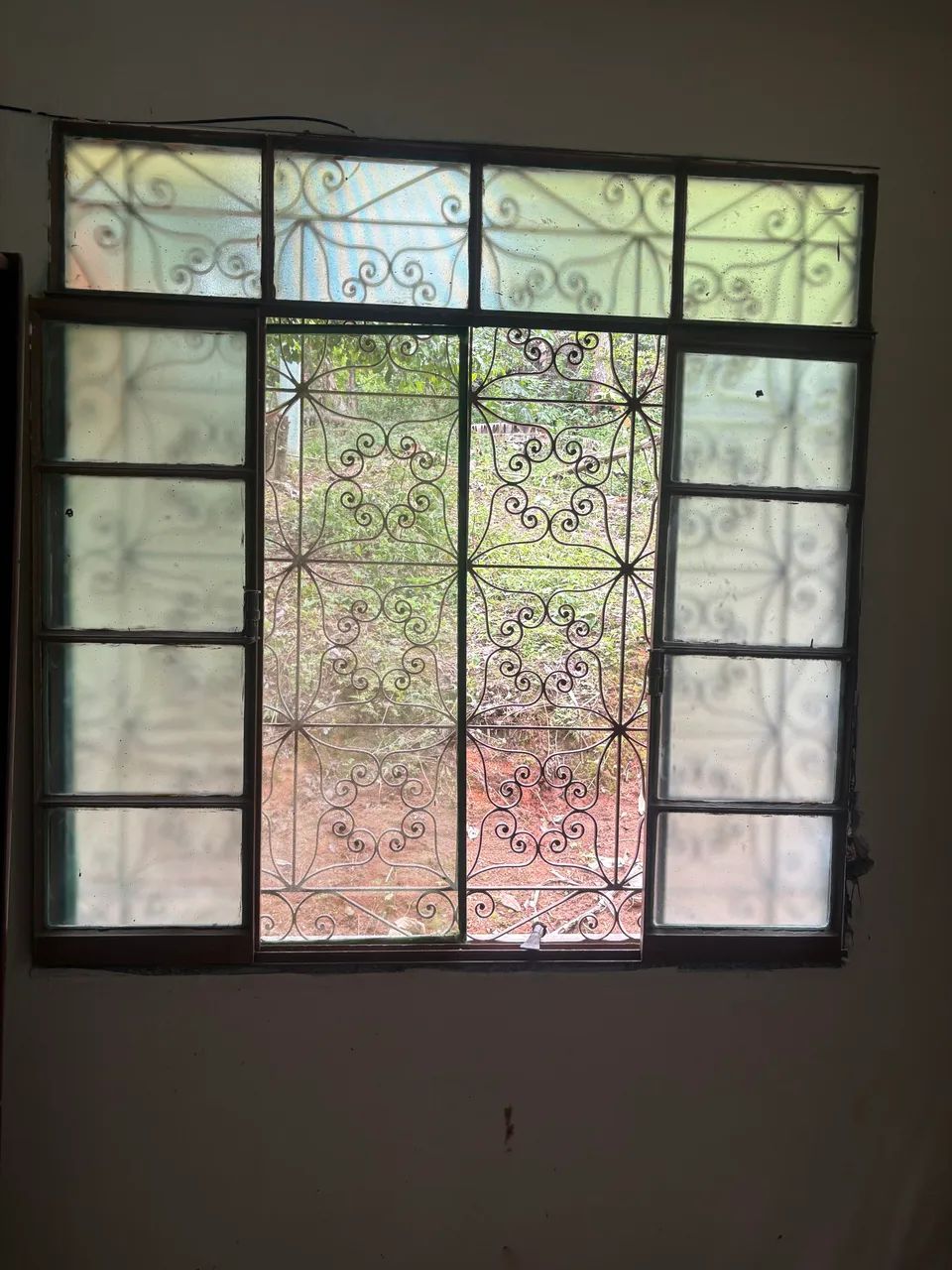 Janela de ferro com grade 