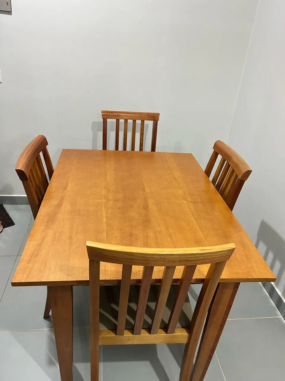 Mesa de madeira maciça + 4 cadeiras ? conjunto completo - Foto 2
