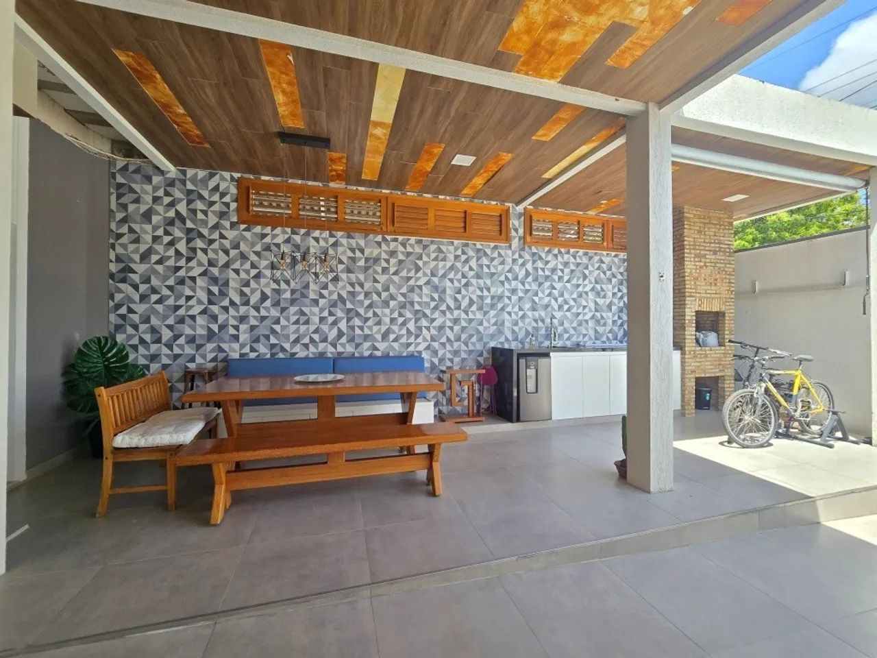 Casa duplex, solta, com 3 suítes, deck e churrasqueira, com excelente acabamento e toda pr - Foto 5