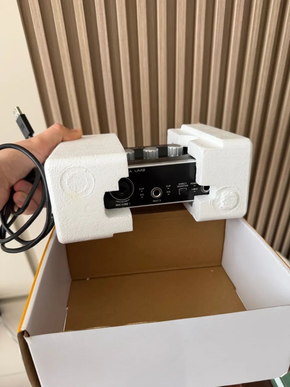 Interface de Áudio Behringer U-Phoria UM2 - na Caixa - Foto 2