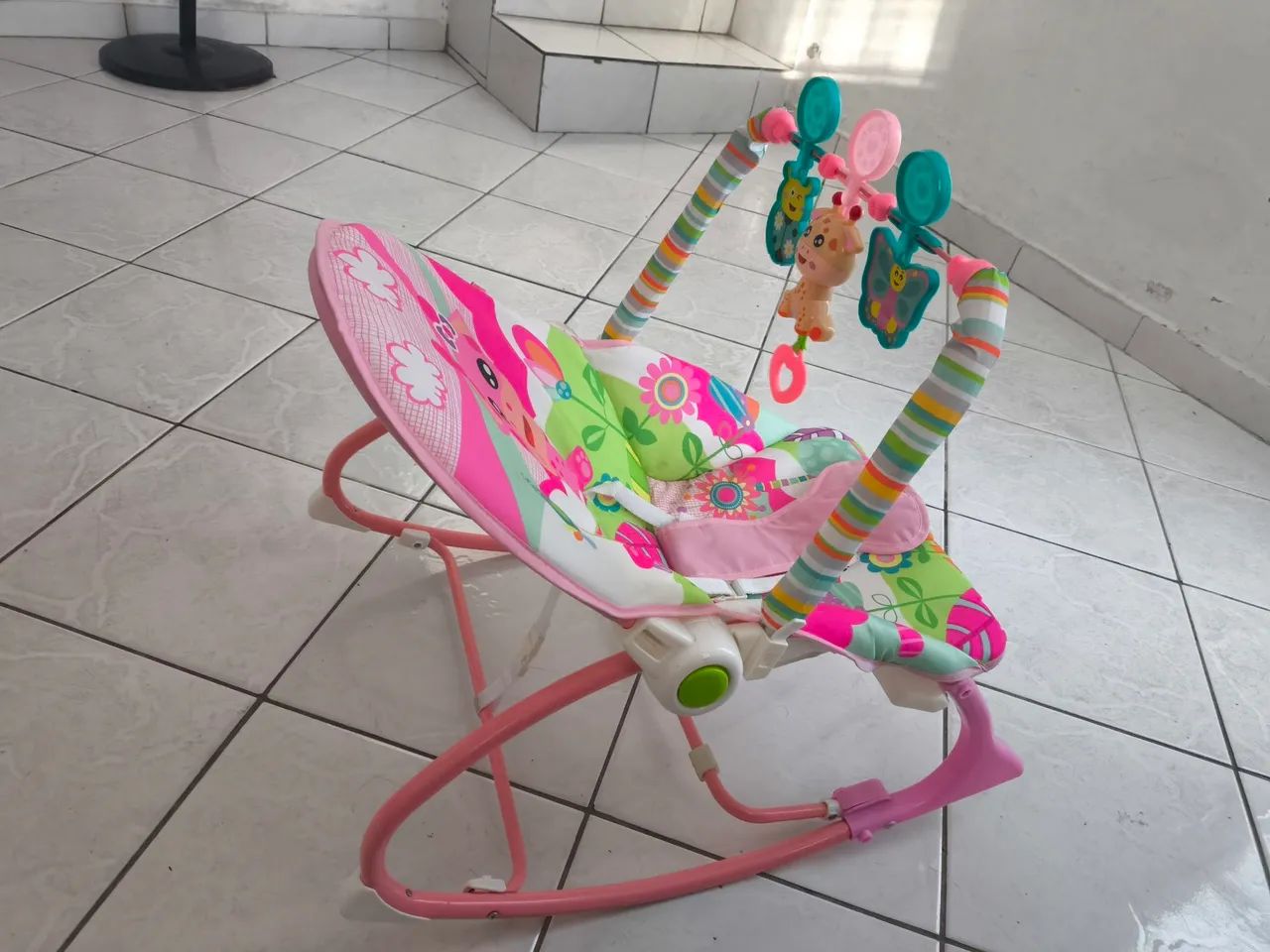 Cadeirinha de balanço e descanso funtime maxi baby 18kg - Foto 3