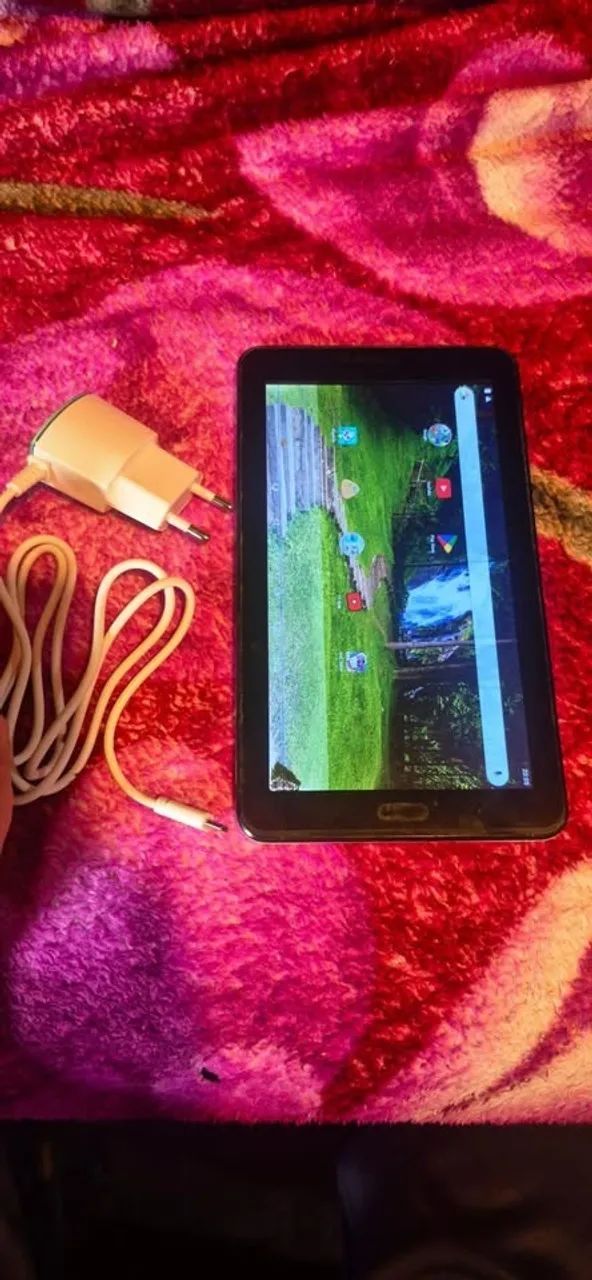 Tablet+100+reais+com+carregador+