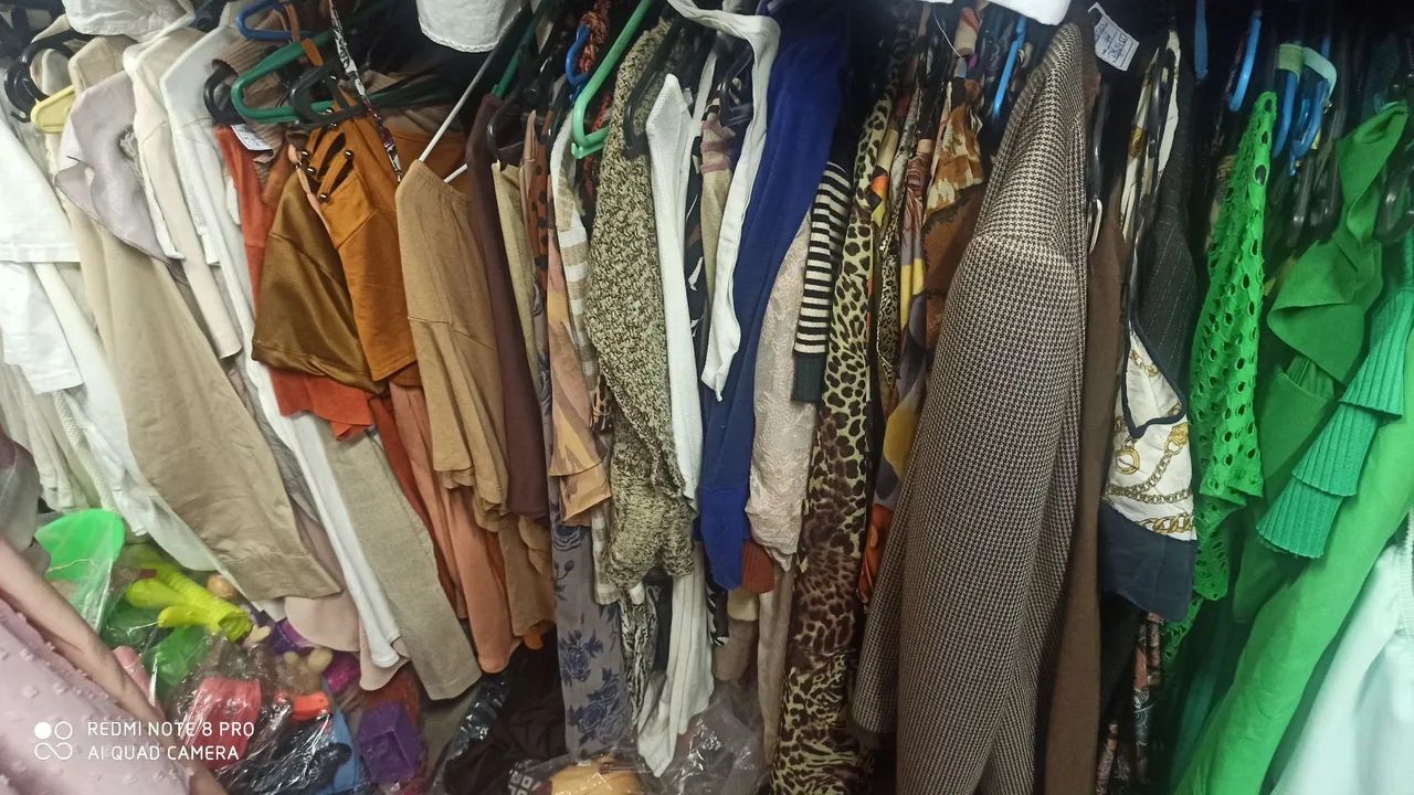 Lote de blusas para brechó 50 peças  - Foto 5