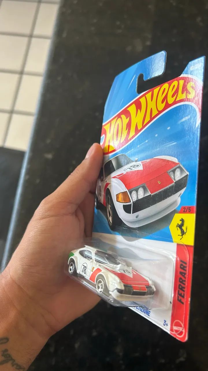 HotWheels Ferrari Gtb Branca com vermelha  - Foto 2
