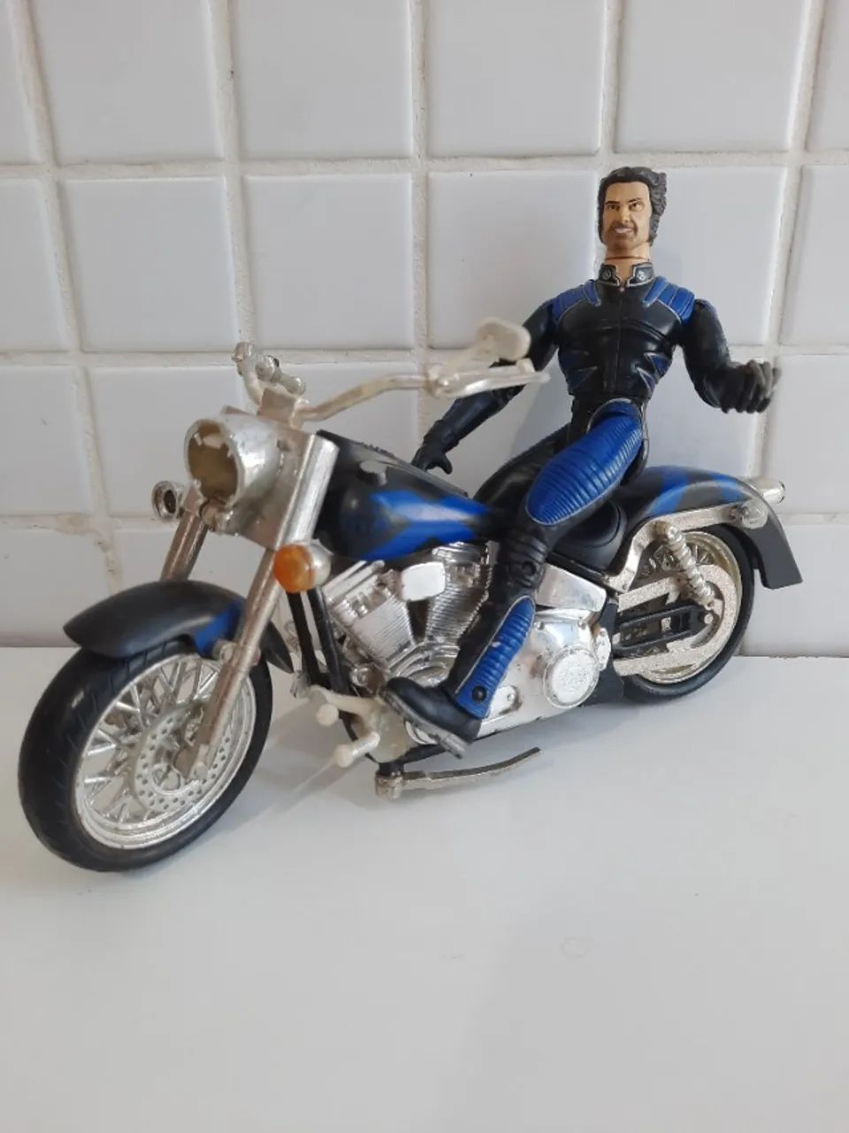 Boneco do Wolverine c/ moto (Leia o anúncio)