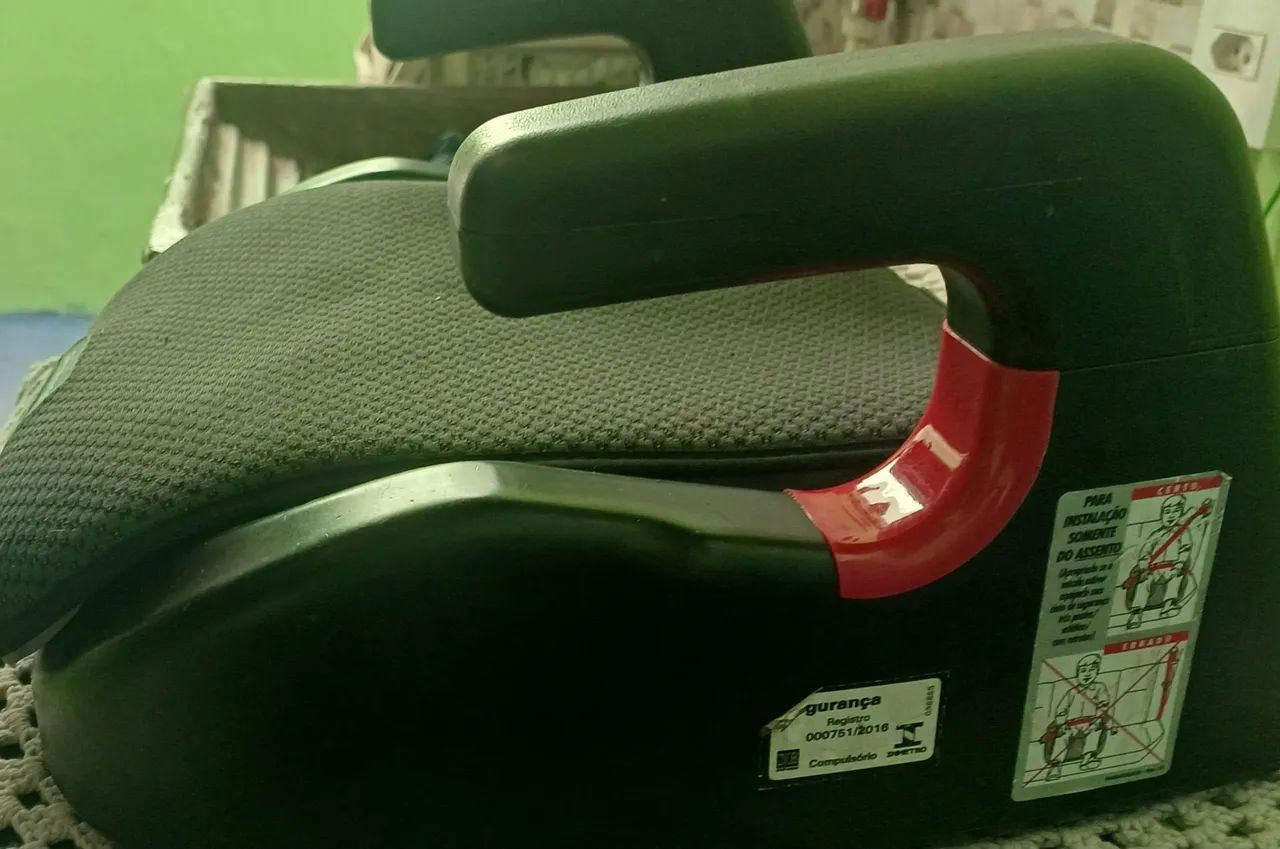 Assento elevado para carro infantil marca  burigotto semi novo de 15 até 36 kilos - Foto 3