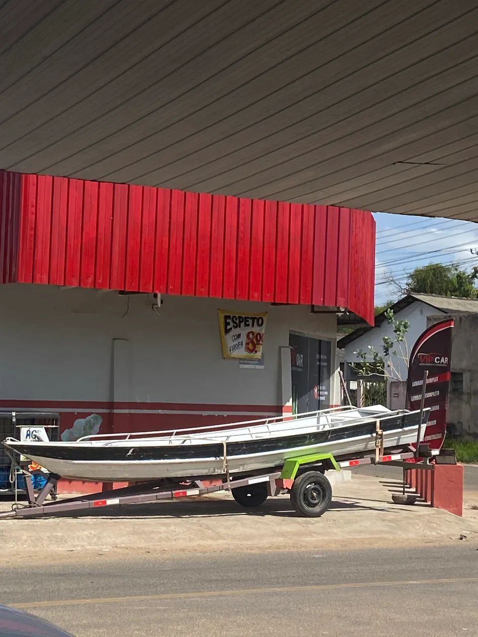 Canoa e reboque documentado