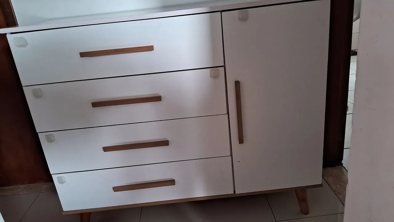 Cômoda branca com pezinhos  - Foto 2